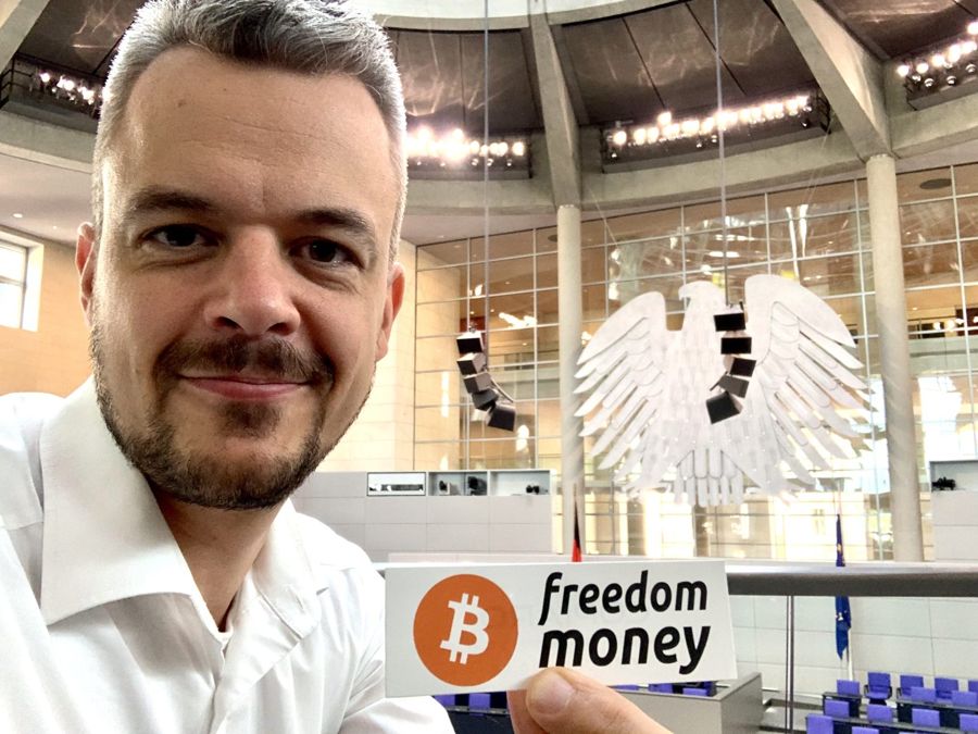 Tobias Danzer im Bundestag mit einem Freedom-Money-Schild