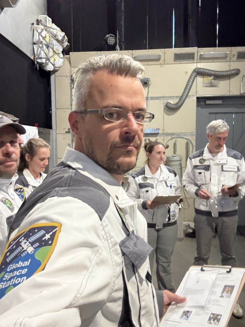 Tobias Danzer in Arbeitskleidung mit Team